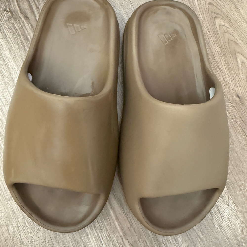 adidas Yeezy Slide in Earthy Brown